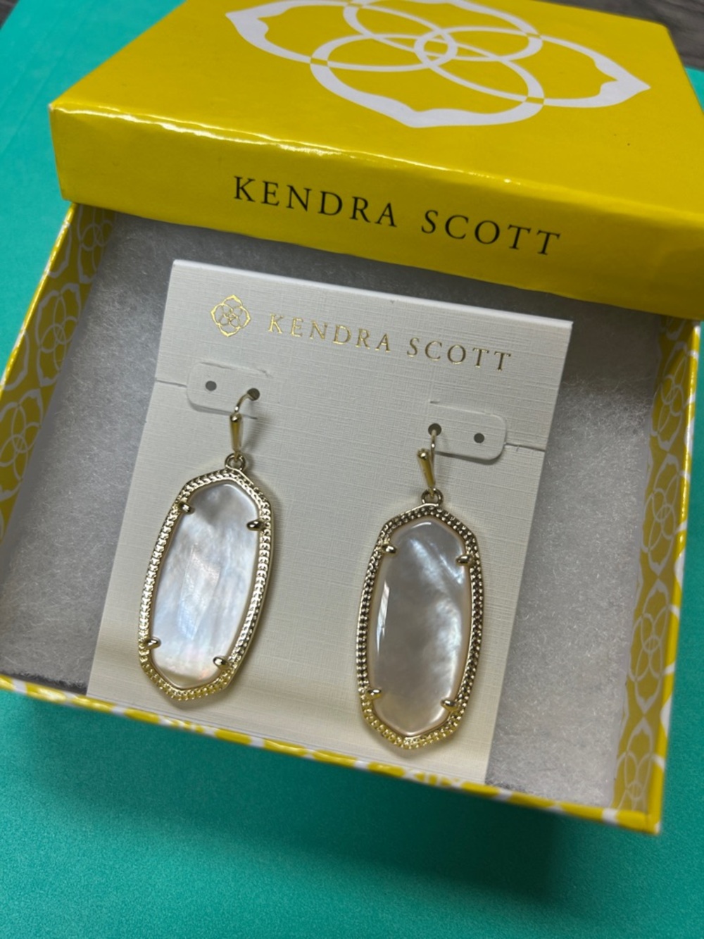 Kendra Scott Elle Mother-of-Pearl Drop Earrings in Gold